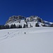 die Skifahrer geniessen den Hang hinunter nach Schneeberg ...