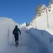 teils beträchtliche Schneemauern auf dem Weg zum Parkplatz Wagliseichnubel