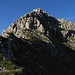 Gipfelaufbau Sulzspitze, Kamin in der Sonne, im Schatten rechts daneben Variante 1 und noch etwas weiter rechts das Gras von Variante 2 (dann links rüber querend).