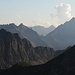 Schochenspitze und angeleuchte Nordwestwand der Lachenspitze, dahinter Rosszahngruppe und Hochvogel, am Horizont die Hornbachkette.