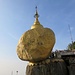 der Legende nach wird der Fels nur von zwei Haaren Buddhas im Gleichgewicht gehalten