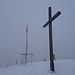 Gipfelkreuz, -fahne und -kantonsgrenzstein im Nebel ...
