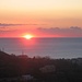 Es wird ein schöner Tag. Sonnenaufgang über dem Ligurischen Meer.