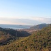 Nach weinigen Höhenmetern reicht der Blick bereits bis Albenga mit der vorgelagerten Insel Gallinara.