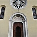 Il portale di Santa Tecla con la data 1480 sovrastato dal rosone gotico.