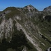 Südwestflanke Schänzlespitze, der Aufstieg erfolgt rechts der Latschen...dahinter Lahner-, Kastenkopf und Kälbele- und Rote Spitze.