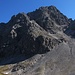 Urbeleskarspitze mit Schutthalde, Felsrücken, beleuchtetem Band und den zwei Gipfeln.
