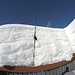 <b>È da tempo che non vedevo più così tanta neve. Misuro con i bastoncini il suo spessore sul tetto della baita: ben 175 cm!</b>