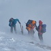 Skitourengruppe aus Brugg bei starkem Wind und Schneetreiben unterhalb des Gipfels