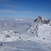 Wie Nunatakker ragen die Amdener Gipfel aus dem Nebel