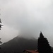 Di ritorno all'auto, una semi apertura sul monte Mondonico, prima invisibile. Non ha qui l'aspetto di un vulcano perfetto? Il Fujiama de noaltri!!!!!
