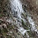 Eisgebilde von Wasser aus einem undichten Entwässerungsrohr