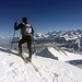 Skiwanderer, das Nebelmeer betrachtend