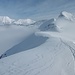 Skiwanderung auf dem flachen Bergkamm