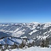 Das Balderschwanger Tal und hinten der Nagefluhgrat. Auf dieser Seite lediglich etwas Dunst statt Nebel auf der östlichen Seite vom Riedberger Horn