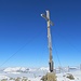 Gipfelkreuz auf dem Riedberger Horn. Es soll nicht verschwiegen werden, dass sich auch noch andere Personen auf dem kleinen Gipfelplateau aufhalten können