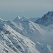 Links des Geißsteins im Hintergrund Berge der Granatspitzgruppe. Seit Ostern 1985, als ich auf der Grünseehütte (Selbstversorger) an einem Skitourenkurs für junge Leute teilgenommen hatte, sehe ich zum ersten mal (bewusst) den damals bestiegenen Hochgasser!