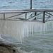 spitzige Eiszapfen an einer Landungsbrücke