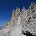 22 Bivacco ai Mascabroni (2900m). Laut Luca Visentini die schönste Biwakschachtel der Dolomiten. Zur Rechten die einstige Eisrinne mit dem gewaltigen Klemmblock. Links über ihm der ominöse Vorgipfel. 