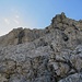 35 Es leiten einen Steinmänner über diese Rampe nach oben. Danach rechts, und auf den besonnten Felsspitz, rechts oben am Bildrand, zu.