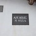 <b>Una targa di pietra, posta su una baita, riporta il toponimo scritto in un altro modo: Alpe Boeucc (1153 m) e ritocca la quota della cartina verso l’alto.</b> 