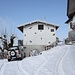 <b>Alpe Böcc (1150 m).<br />Dal rustico escono delle voci; una jeep è arrivata fin quassù sfidando la neve.</b>