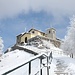 <b>Dalla base della scalinata, il colpo d’occhio sul santuario del Monte Bisbino è bellissimo. <br />Roberto ha già ripulito tutti i gradini dalla neve; nel fine settimana intende riaprire il Ristoro Alpino Vetta Bisbino.</b><br />