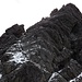 Finaler Gipfelaufschwung Hochfrottspitze, Bänderstruktur zur kleinen Scharte links.