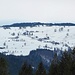 Bergbauernhöfe am Schauinsland. Es scheint dort trotz der Höhenlage nicht mehr viel Schnee zu liegen. Die Feldbergregion nimmt, was Schneesicherheit anbelangt, eine Sonderstellung ein