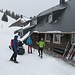Während der Schlusseinkehr an der Baldenweger Hütte hatte es leicht zu schneien begonnen. Das Berggasthaus ist seit kurzem unter Schweizer Regie.  Wähen, Chrüter, Spätzli oder Züricher Geschnetzeltes auf der Karte wunderte uns doch etwas. Der Dialekt des Chef's sorgte dann für Klarheit