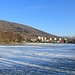 Eiszeit: Zugefrorener Osecký rybník, das Eislaufpaar übt schon mal für die nächsten Olympischen Spiele.