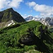 Geierköpfle-Gipfelplateau wird überragt von der Roten Spitze, hinten Hochvogel etc.