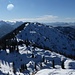 Das ist heute mein Lieblingsblick: Licht und Schatten auf dem Platteneck. <br />Linkerhalb im Hintergrund Soiern und Wetterstein, rechts eine wilde Mischung aus Estergebirge, Allgäuer und Ammergauer Gipfeln.