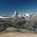 Panoramablick vom Gipfel des Oberrothorn (3415m). Hier realisiert man erst, wie sehr das Matterhorn seine unmittelbare Umgebung ueberragt.
