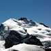 Nordend (4609m, links) und Dufourspitze (4634m, rechts), der hoechste Gipfel der Schweiz, umgeben von der Eismassen des Monte-Rosa-Massivs.