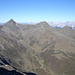 Blick zum Rietzer Grieskogel(2884m), der höchste Berg der Sellrainer Berge; rechts davon der Hocheder(2796m). Hinten: Hochplattig und das Zugspitzmassiv