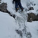 Ein Solo-Kletterer mit prächtigem Kopfschmuck überholt uns in einem der wenigen Eisaufschwünge im oberen Teil (leider hat meine Freundin vergessen die M4-Stelle weiter oben zu fotografieren, somit haben wir davon leider kein Bild).