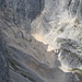 Im Aufstieg zum Savin kuk - Blick von der Einsattelung zwischen Šljeme-Ostgipfel und Savin kuk zum Lednik (glečer) Debeli namet. Der kleine Gletscher befindet sich unterhalb der steilen Šljeme-Abbrüche in einer Höhe von nur etwas mehr als 2.000 m. Ein heißer Sommer hat dem Debeli namet aber sichtlich zugesetzt. 