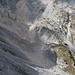 Savin kuk - Blick zum Gletscher Debeli namet unterhalb der steilen Šljeme-Abbrüche. Rechts davon ist die kleine rote Biwakschachtel zu erahnen.