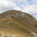 Im Abstieg vom Savin kuk - Rückblick vom Vorgipfel zum Savin kuk. Auch die Bergstation des Sesselliftes ist zu erkennen.