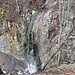 ... vor dem Wasserfall Stritwald - mit Eiskaskaden am Boden