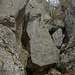 Der Eingang der Pelzlihöhle / Pfaderloch liegt versteckt zwischen riesigen Felsbrocken. Man kann nur hoffen dass sich der Fels nicht löst wenn man in der Höhle ist...