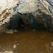 In der Südlichen Hutzmannhöhle. Die Höhle ist etwa 15m lang und relativ eng mit erdigen Untergrund.