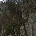 Die Nördliche Hutzmannhöhle liegt versteckt oben am Trichter zwischen den beiden Felsen. Man erreicht sie über steiles T4-Gelände.