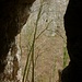 Blick aus der Nördliche Hutzmannhöhle. Die Höhle ist nur 10m tief, aber weist zwei Schächte nach Oben auf. Ein Schacht hat oben ein Fenster.