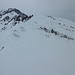 Es geht weiter zur Ramsjochspitze. Der Anstieg erfolgt zu Fuß, denn für den Skiaufstieg ist das Gelände zu steil.