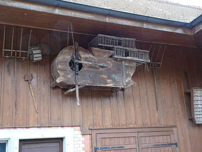 Alte Gerätschaften an der Scheunenwand - Fotos [hikr.org]