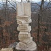 Was sich aus einem Baumstamm so alles machen lässt: ein Bücherturm. Wer liest uns vor?