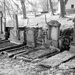 Mukařov, Friedhof, beschädigte Grabmäler, die ortstypischen Namensplatten wurden zerstört oder entwendet.