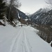 Il sentiero invernale, nella prima parte, corre sopra la strada che porta all' Alpe Pradasca